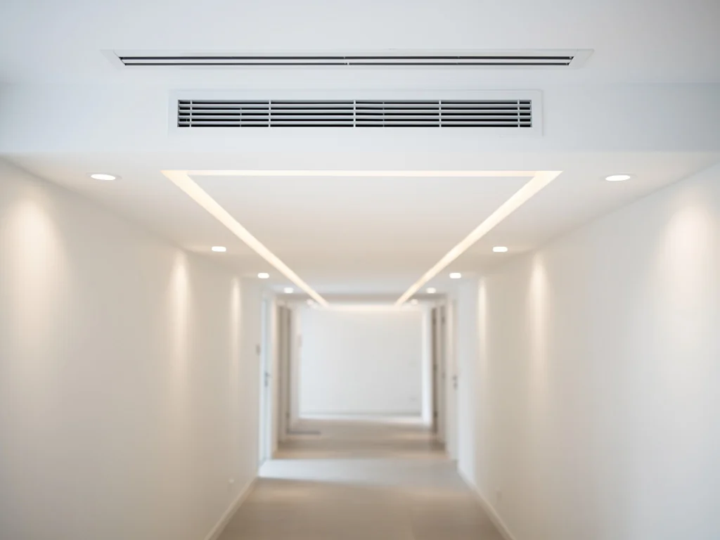 Grille de diffusion gainable encastrée au plafond d'un couloir